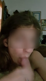 La troia si sveglia con le voglie mattutine e me lo succhia