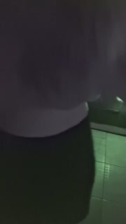 Esposa puta mostra os peitos e  pega em pau na balada