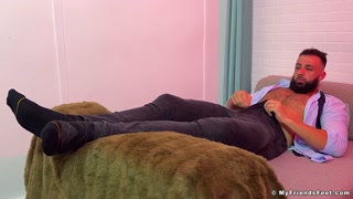 Hairy stud Maui shows off his massive feet while jerking off