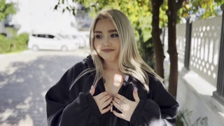 A beauty shows her pussy and tits on the street on the first date!