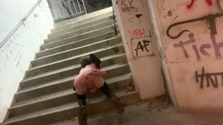 Фембой гуляет голий на улисе с дилдом в попе