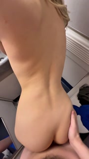 A girl gave her boyfriend a blowjob at an altitude of 10,000 meters / sex on a plane